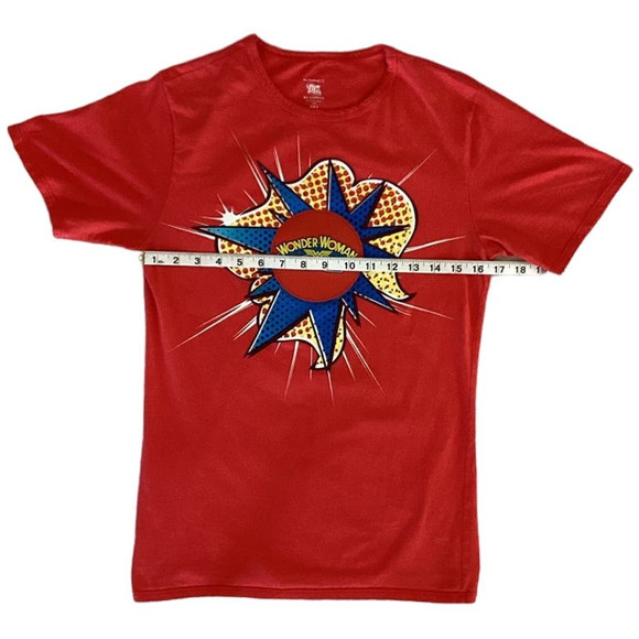 M.A.C. x DC Comics Wonder Woman Collectible T-Shirt Red 3 or M - Picture 5 of 11